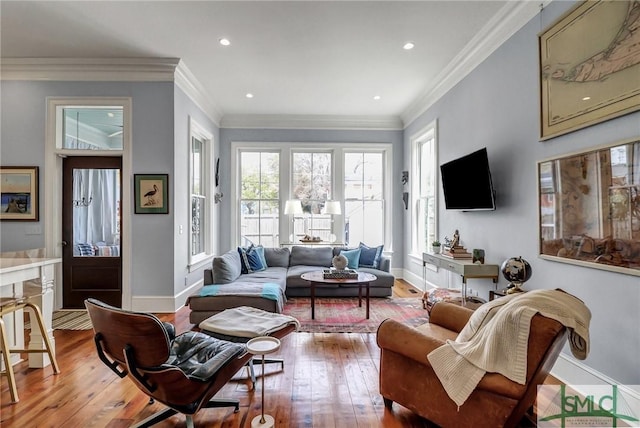 living room featuring recessed lighting, ornamental molding, baseboards, and hardwood / wood-style floors