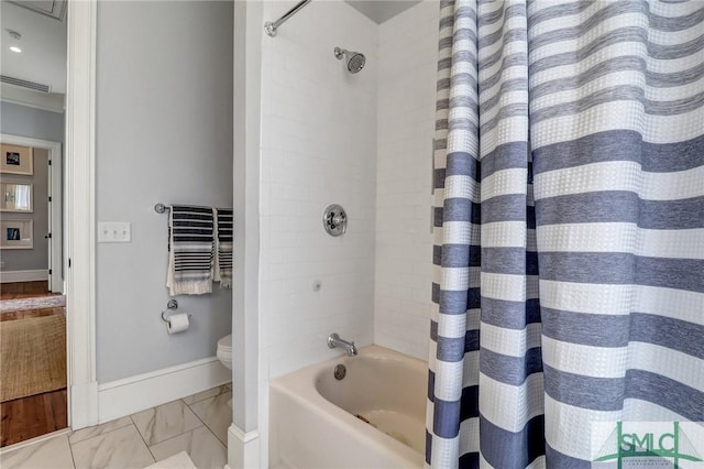 full bath featuring visible vents, toilet, marble finish floor, shower / bath combination with curtain, and baseboards