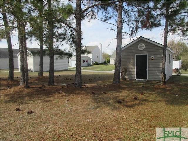 view of yard with an outbuilding