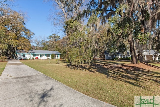 view of front facade featuring a front lawn and driveway