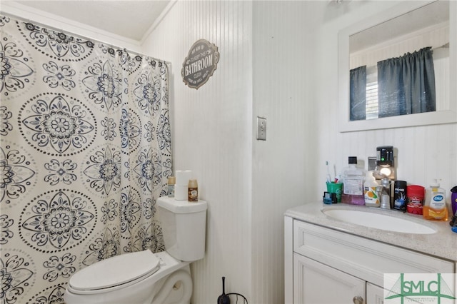 full bath featuring a shower with curtain, toilet, and vanity