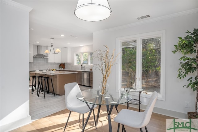 dining room featuring light wood-style flooring, recessed lighting, visible vents, and ornamental molding