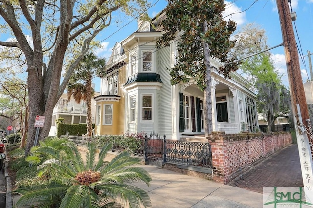 view of front facade with a fenced front yard