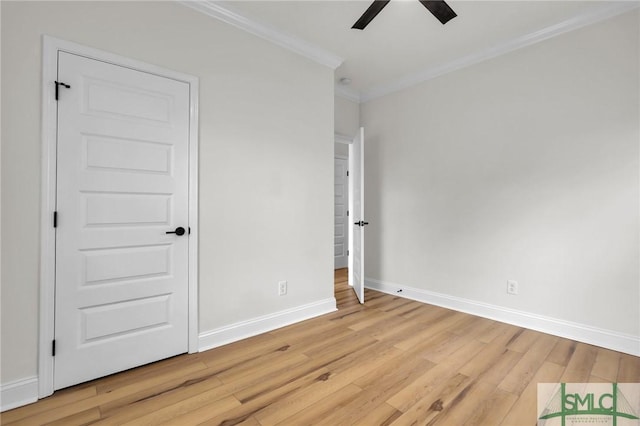 unfurnished bedroom featuring a ceiling fan, light wood-style floors, baseboards, and ornamental molding