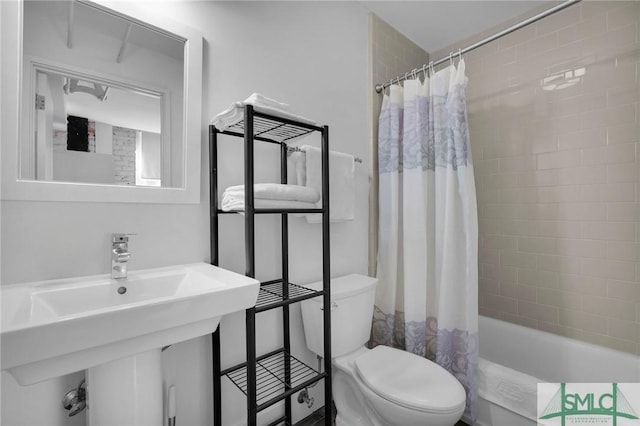 full bathroom featuring a sink, shower / bathtub combination with curtain, and toilet