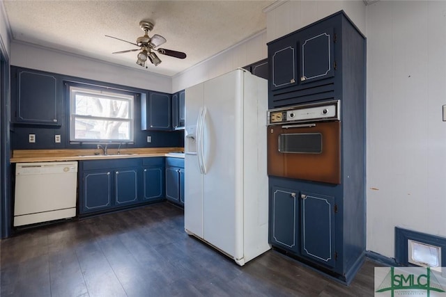 kitchen with white appliances, dark wood finished floors, blue cabinetry, ceiling fan, and a sink