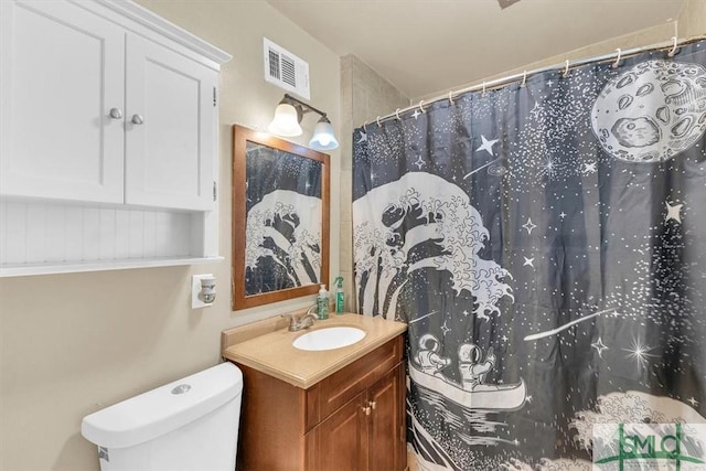 full bathroom featuring visible vents, toilet, vanity, and a shower with curtain