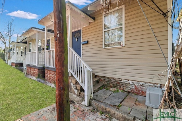 view of front of house featuring a front yard and a porch