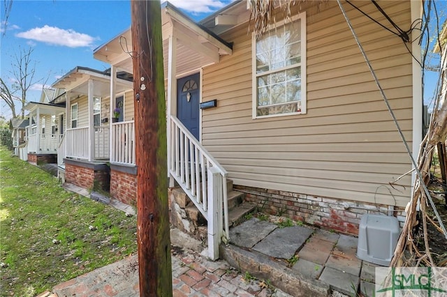 view of front of home featuring a porch and a front lawn