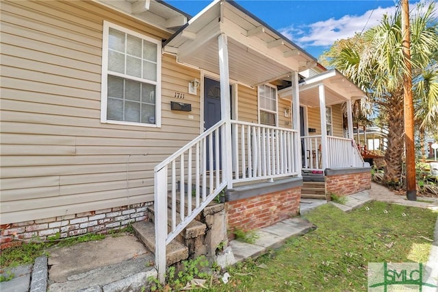 property entrance featuring a porch