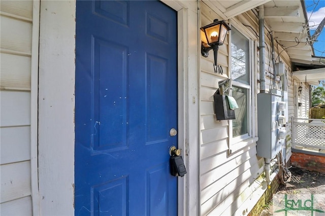 property entrance featuring covered porch