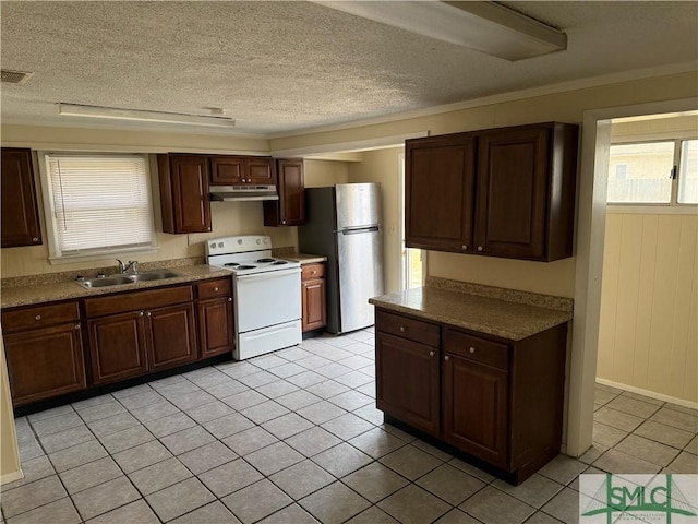 kitchen with visible vents, under cabinet range hood, a sink, freestanding refrigerator, and white electric stove