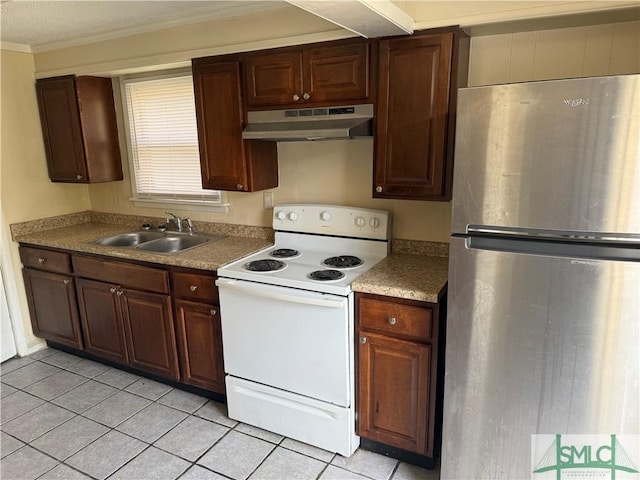 kitchen with electric range, freestanding refrigerator, ornamental molding, a sink, and under cabinet range hood