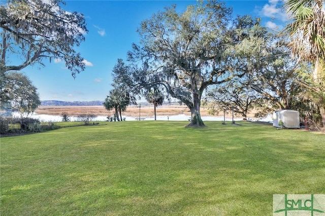 view of yard featuring a water view