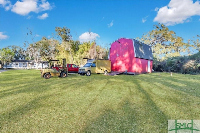 view of yard featuring an outdoor structure and a shed