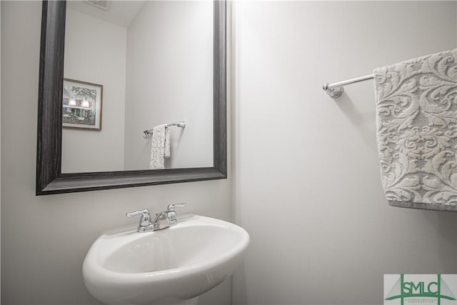 bathroom featuring a sink