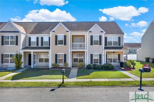 multi unit property featuring a front yard