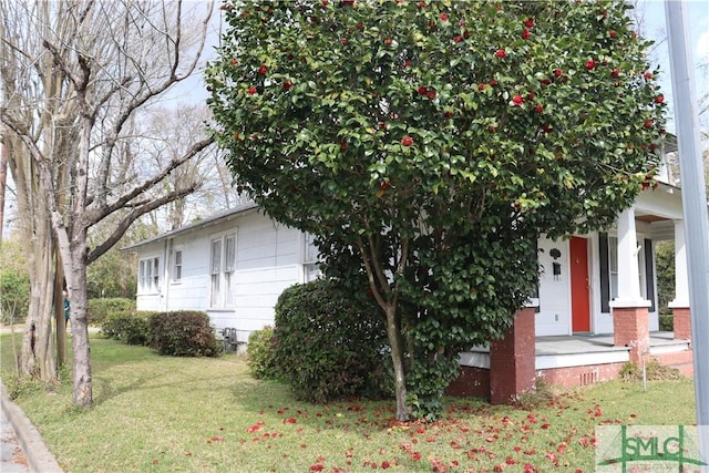 view of front of property with a front yard