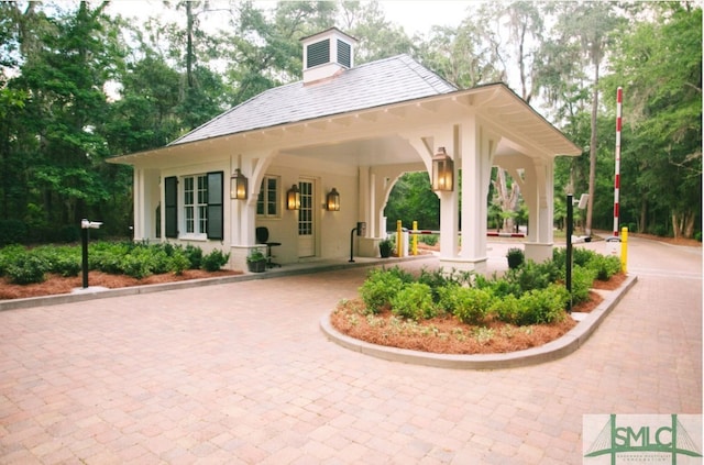 view of home's community with curved driveway