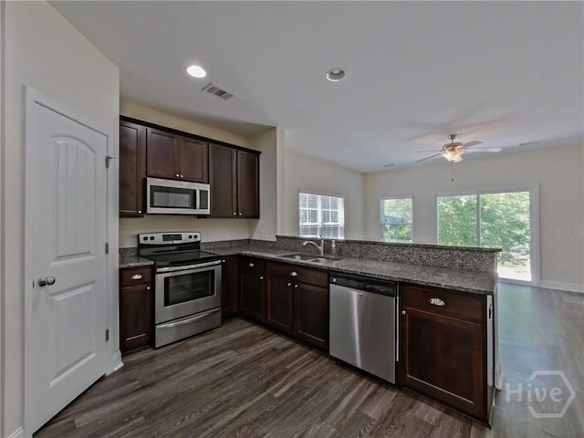 180 Kepler Loop, Richmond Hill, GA 31324 - kitchen with stainless steel appliances, a sink, a peninsula, dark wood-style floors, and recessed lighting
