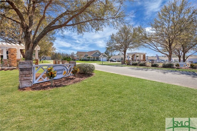view of yard featuring a residential view
