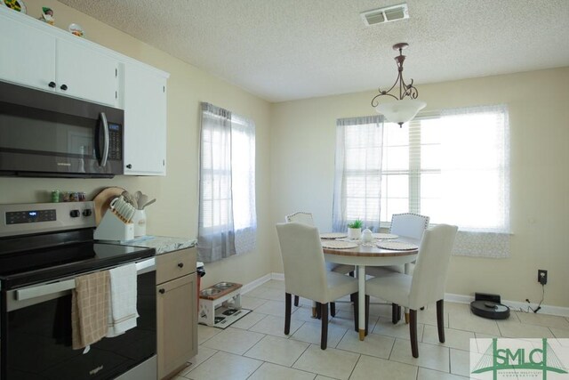 350 Clark St, Richmond Hill, GA 31324 - dining space featuring light tile patterned flooring, visible vents, a textured ceiling, and baseboards