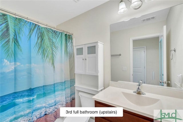 full bath with toilet, visible vents, vanity, and curtained shower