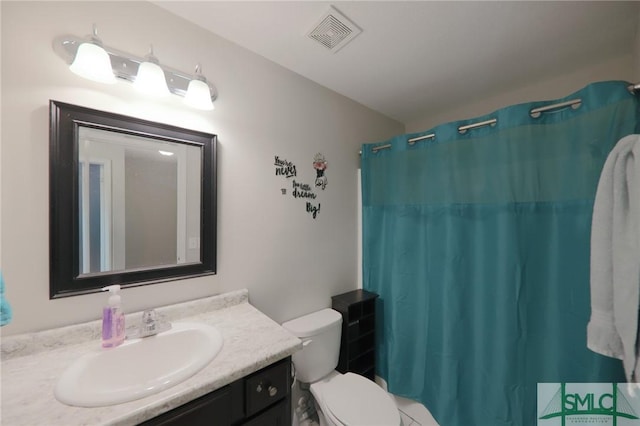 30 Walker Ct, Richmond Hill, GA 31324 - bathroom featuring visible vents, curtained shower, toilet, and vanity