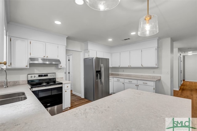 kitchen with a sink, appliances with stainless steel finishes, under cabinet range hood, dark wood-type flooring, and visible vents