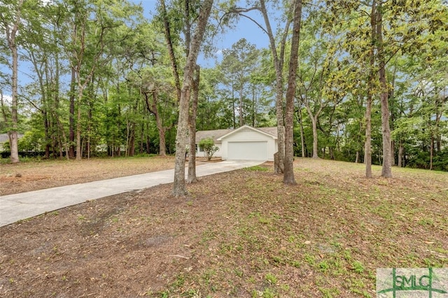 view of front facade with driveway