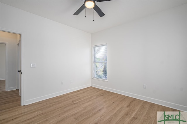 unfurnished room featuring light wood-style flooring, baseboards, and a ceiling fan
