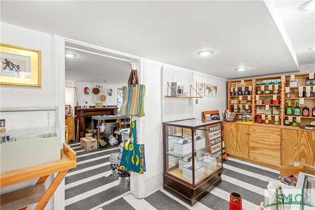 24 W Taylor St, Savannah, GA 31401 - bar featuring recessed lighting