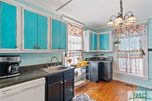 kitchen featuring crown molding, a sink, a chandelier, dishwasher, and visible vents