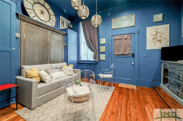 909 Howard St, Savannah, GA 31401 - living area with baseboards and wood finished floors