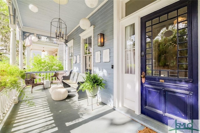 909 Howard St, Savannah, GA 31401 - property entrance with a porch