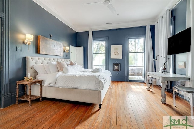 909 Howard St, Savannah, GA 31401 - bedroom with light wood-type flooring, crown molding, visible vents, and ceiling fan