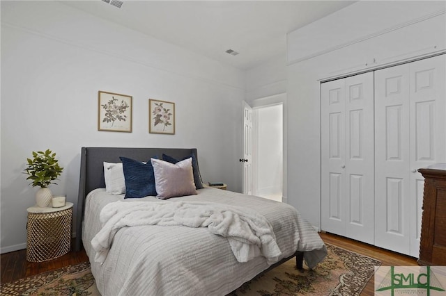 306 E Victory Dr, Savannah, GA 31405 - bedroom featuring visible vents, wood finished floors, and a closet