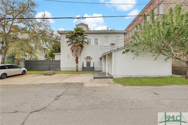 306 E Victory Dr, Savannah, GA 31405 - view of front of property featuring fence