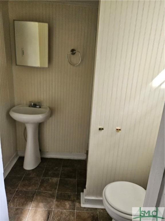638 E 37th St, Savannah, GA 31401 - half bath featuring baseboards and toilet