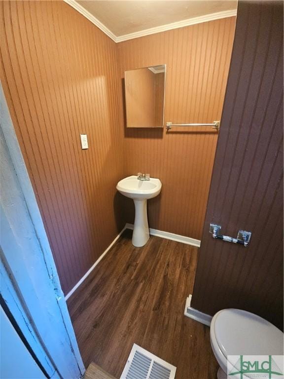 638 E 37th St, Savannah, GA 31401 - bathroom featuring toilet, wood finished floors, crown molding, baseboards, and a sink