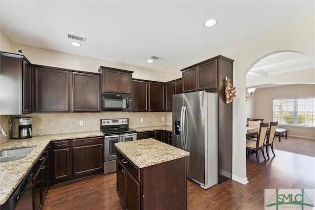 646 Red Oak Ln, Hinesville, GA 31313 - kitchen with tasteful backsplash, a sink, arched walkways, visible vents, and black appliances