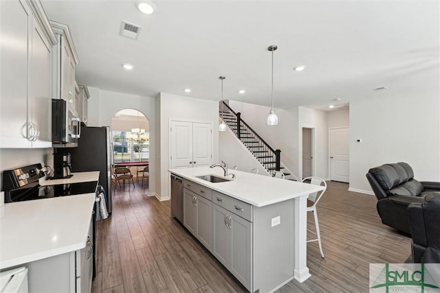 148 Spring Hill Dr, Richmond Hill, GA 31324 - kitchen featuring a sink, a breakfast bar area, appliances with stainless steel finishes, open floor plan, and visible vents