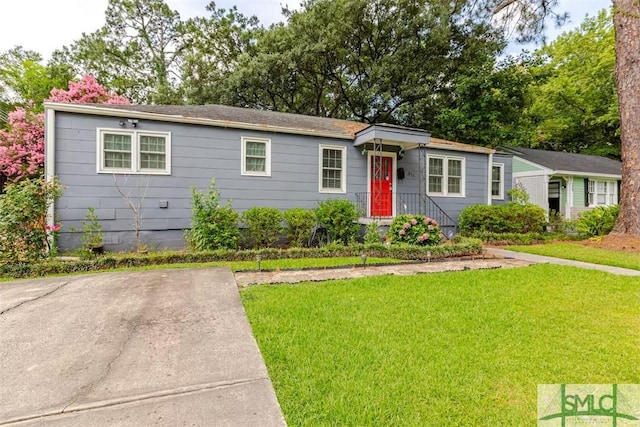 single story home with a front yard