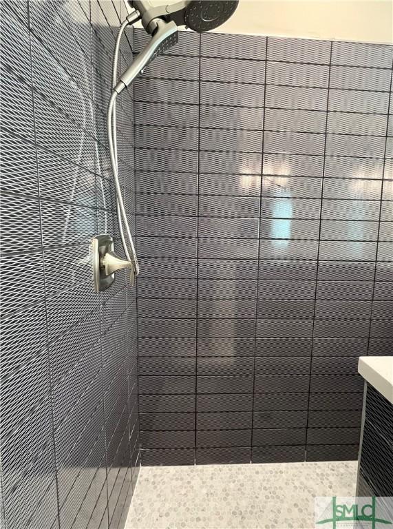 125 Long Creek Ln, Richmond Hill, GA 31324 - full bathroom featuring tiled shower