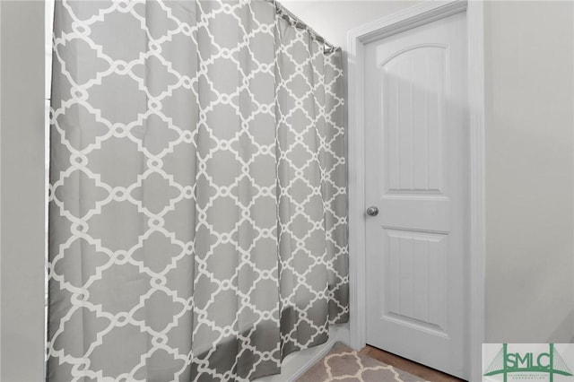 full bathroom with curtained shower