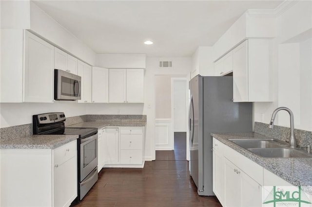 13 Burnt Tree Rd, Savannah, GA 31419 - kitchen featuring stainless steel appliances, white cabinets, recessed lighting, dark wood-type flooring, and light countertops