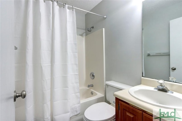 full bathroom featuring toilet, shower / bath combo with shower curtain, vanity, and a textured ceiling