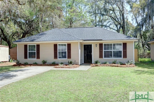 single story home featuring a front yard and roof with shingles