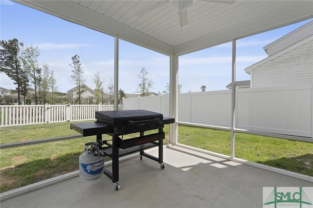 sunroom with ceiling fan
