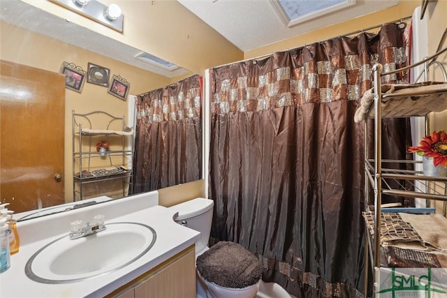 full bathroom featuring vanity, a shower with curtain, and toilet